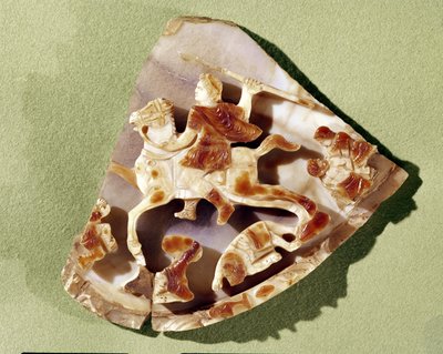 Camee die een triomferende keizer afbeeldt die barbaren vertrapt, van Kusadek (sardonyx) door Roman
